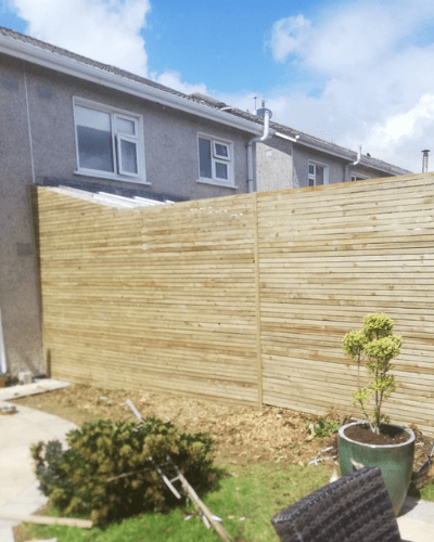 Side panel wood fencing